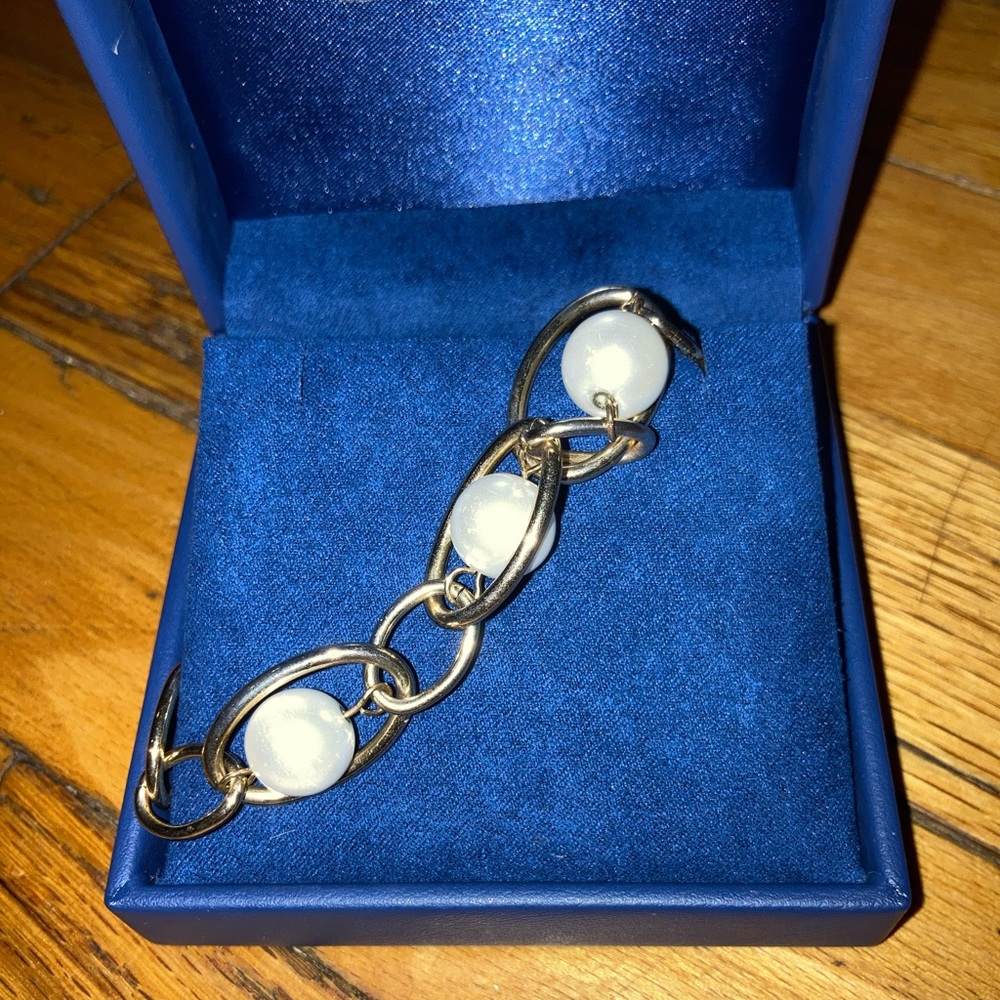 Fake pearl and gold bracelet